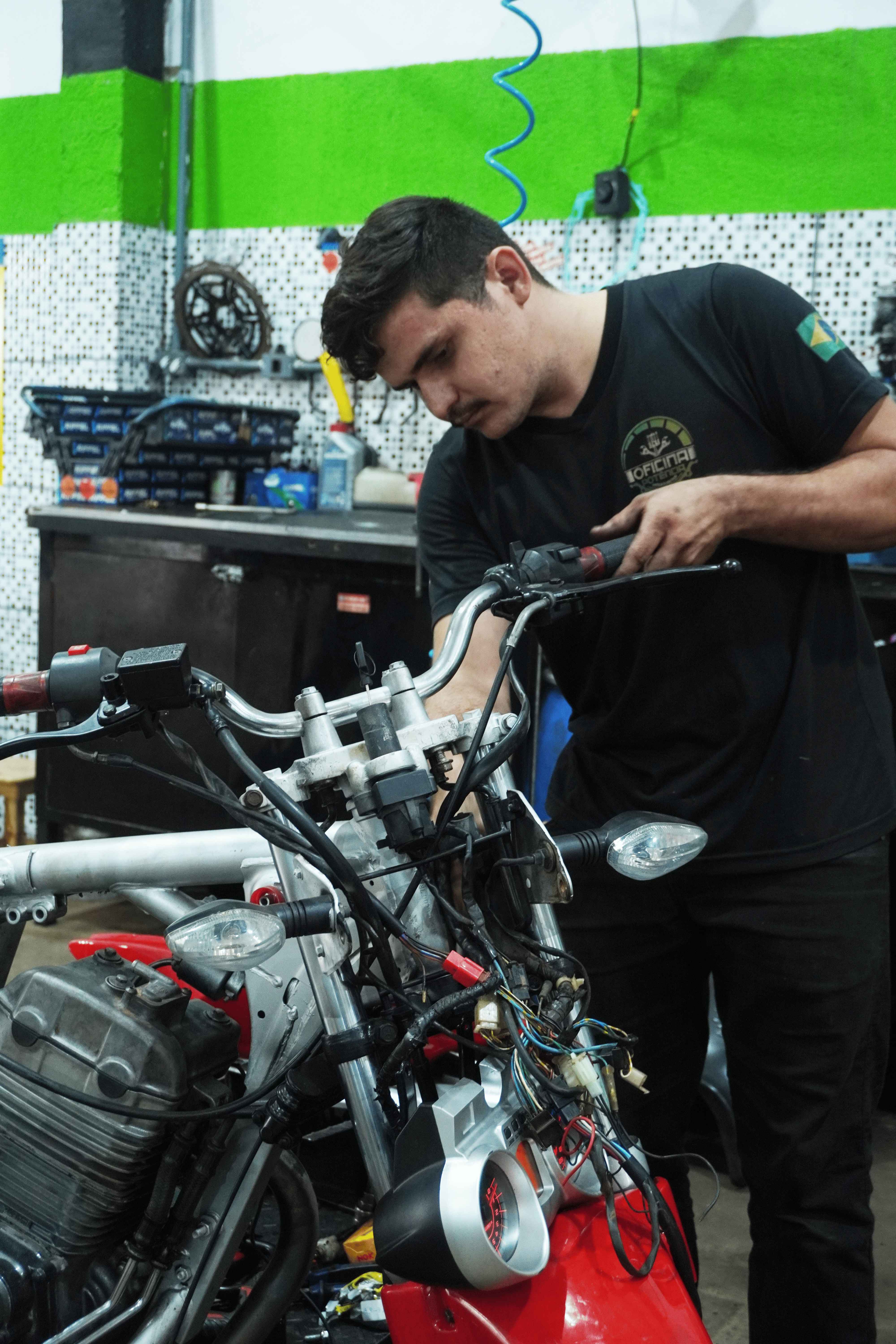 Mecânico realizando manutenção no guidão de uma motocicleta