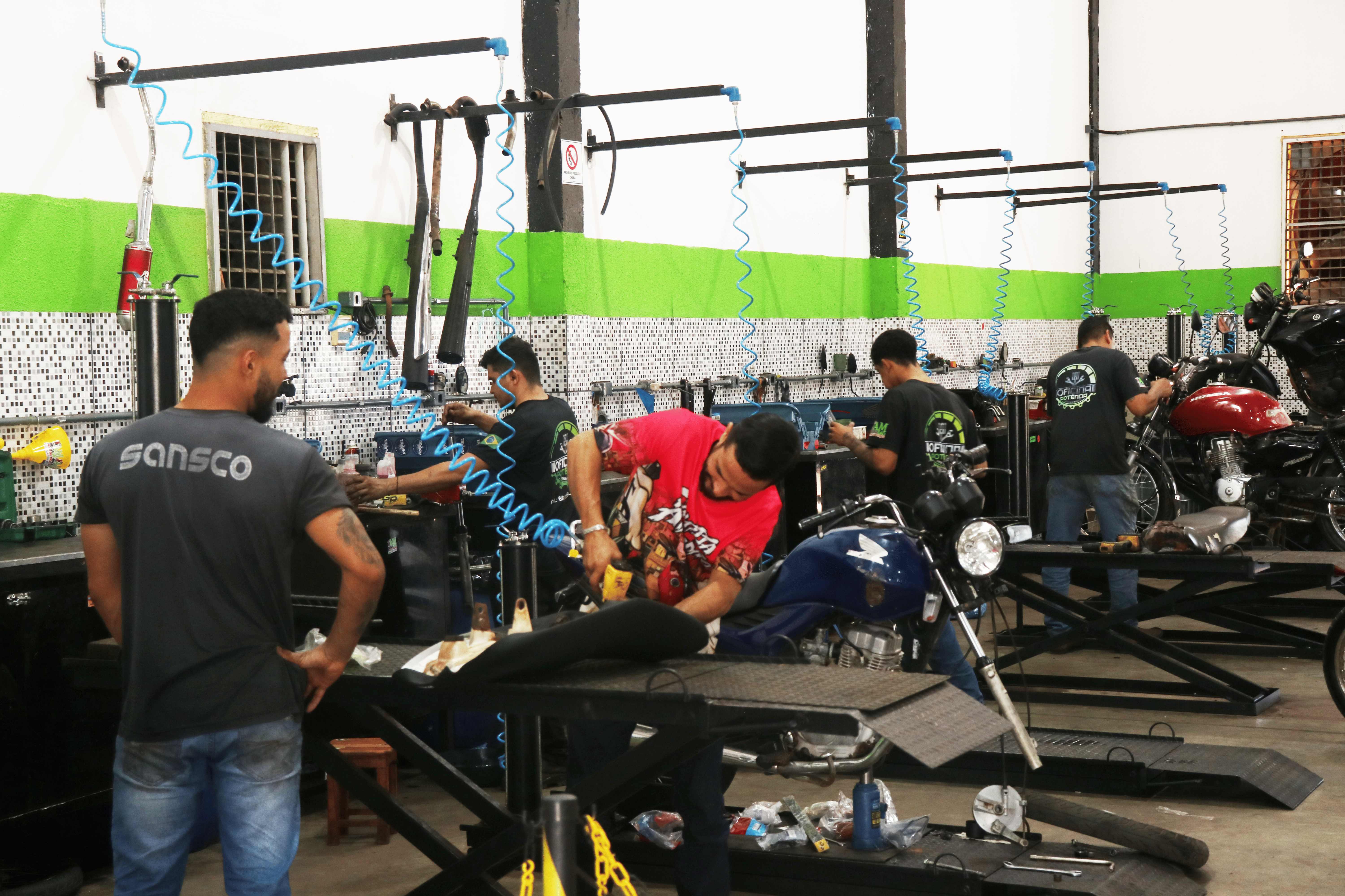 Equipe da oficina própria trabalhando em várias motocicletas ao mesmo tempo